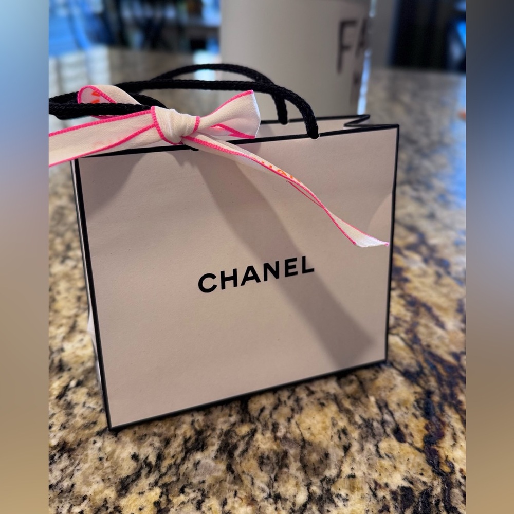 CHANEL authentic shopping bag. Small.